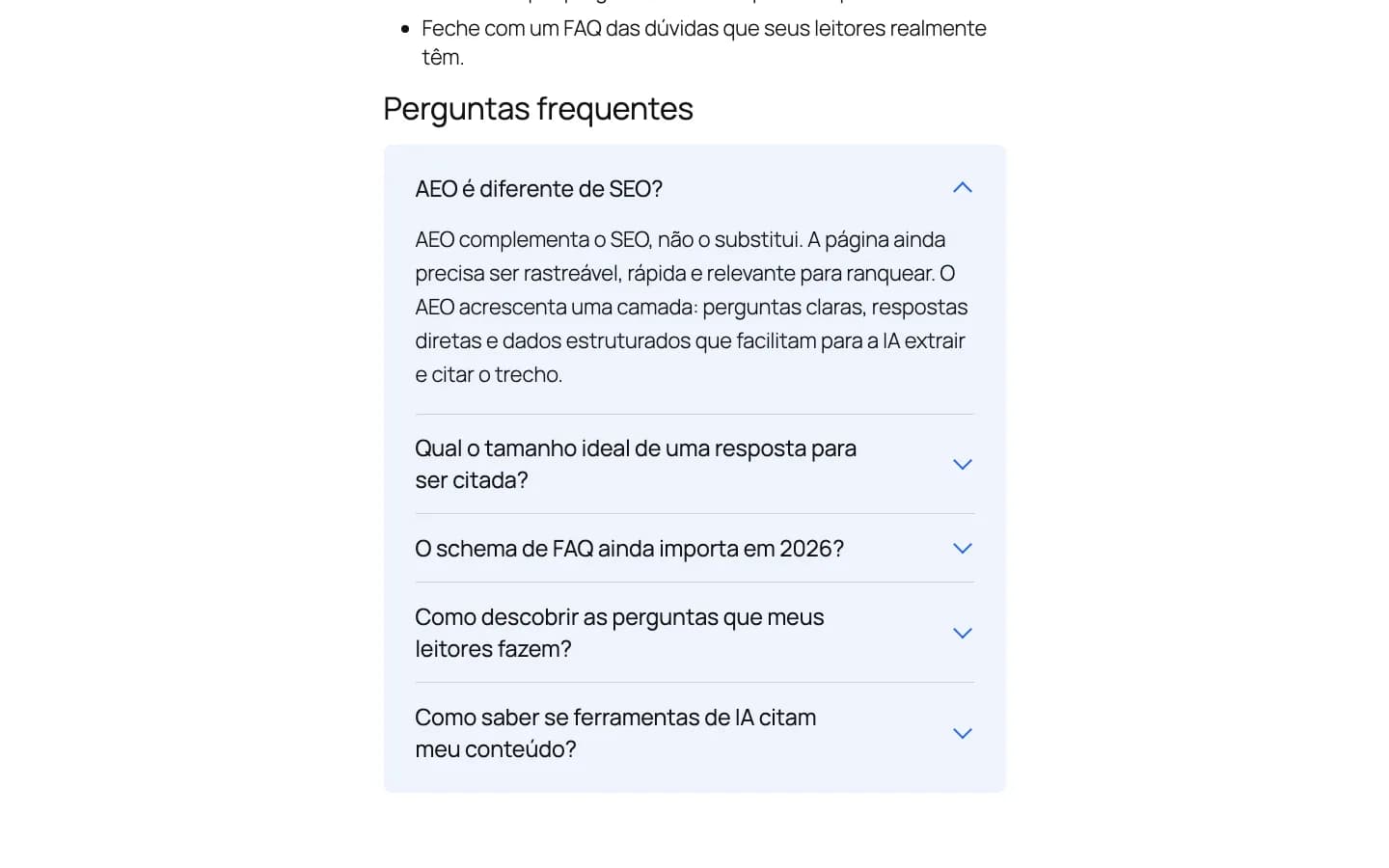 Contentor Quick Answer Block: O bloco de FAQ no site, em acordeão com a primeira pergunta aberta.